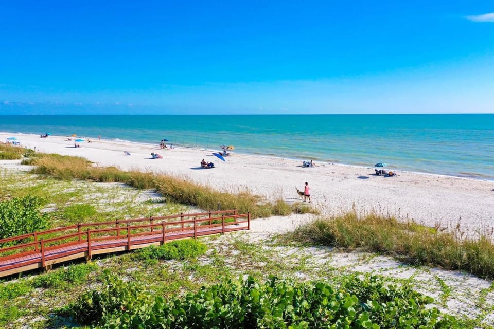 Pine Cove #102 House in Sanibel Island