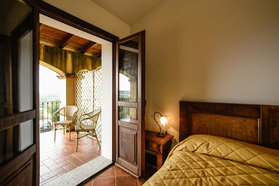 Bed, Balcony/Terrace, Photo of the whole room, Bedroom