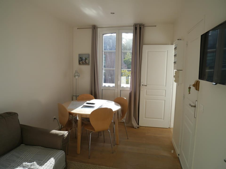 TV and multimedia, Living room, Seating area, Dining area