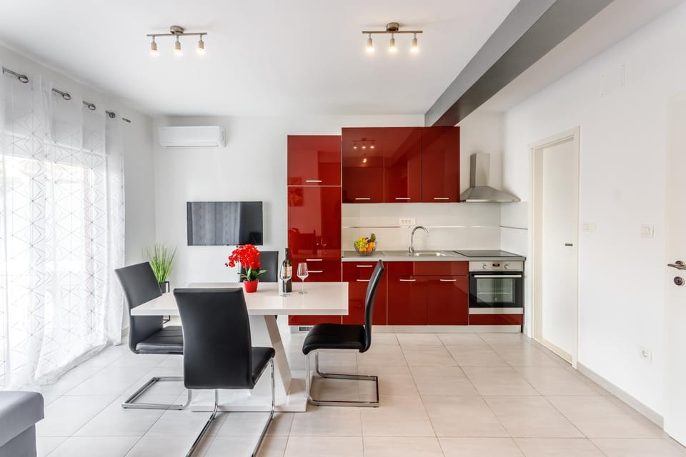 Kitchen or kitchenette, Dining area