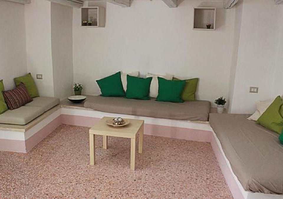 Communal lounge/ TV room