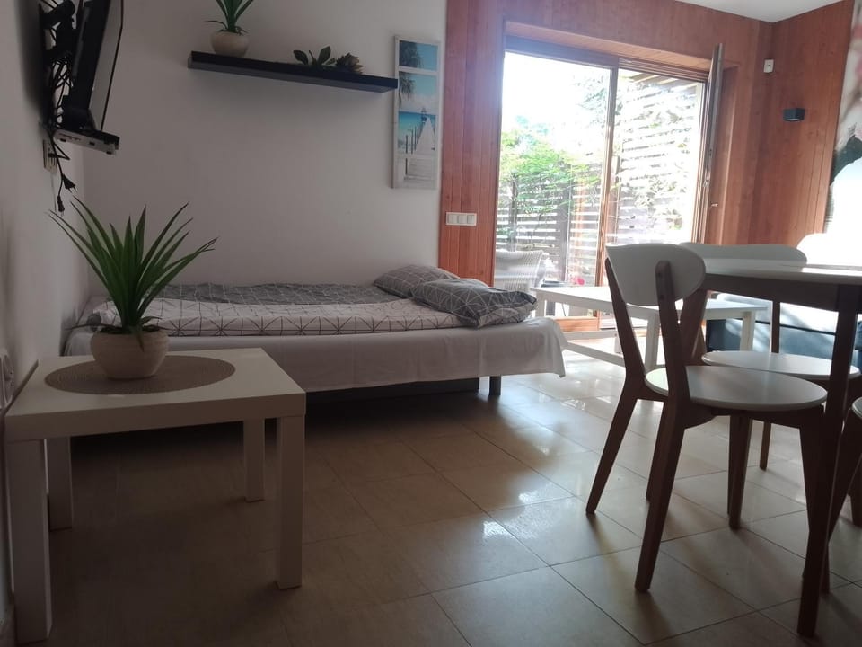 Bed, Living room, Photo of the whole room, Seating area, Dining area, Bedroom