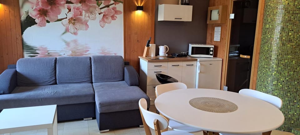 Coffee/tea facilities, Kitchen or kitchenette, Living room, Seating area, Dining area, oven, pet friendly, stove