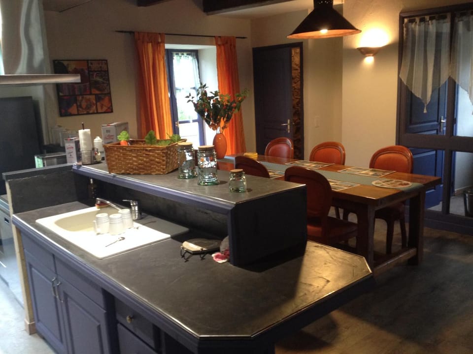 Kitchen or kitchenette, Dining area