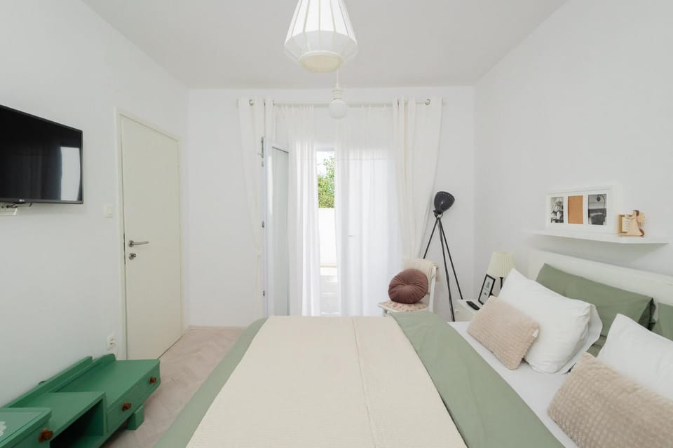 Bed, TV and multimedia, Photo of the whole room, Bedroom