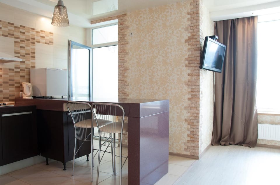 Kitchen or kitchenette, Dining area