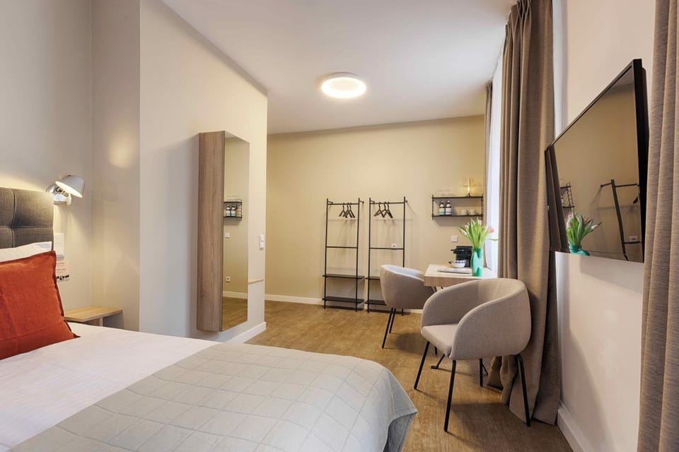 Photo of the whole room, Bedroom