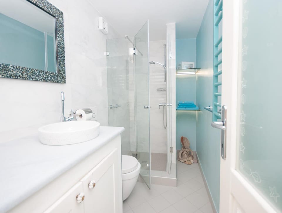 Shower, Toilet, Bathroom, towels