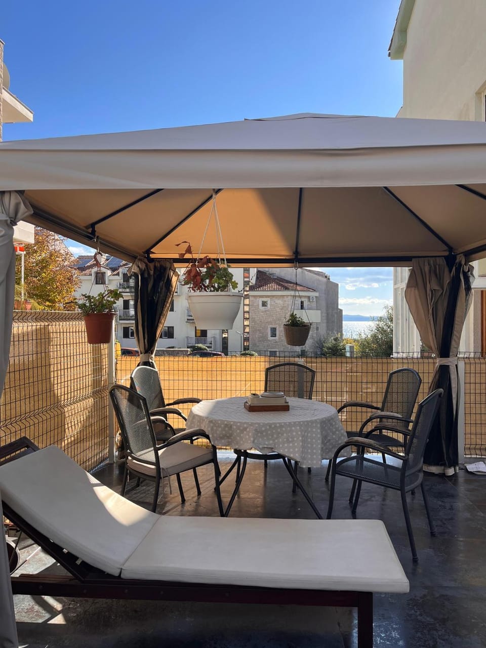 Property building, Balcony/Terrace, Seating area