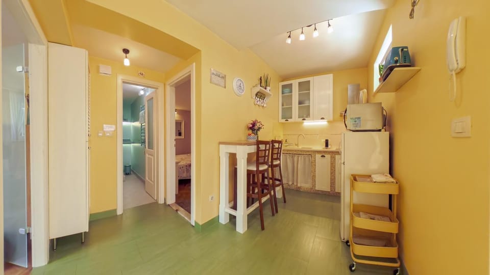 Kitchen or kitchenette, Dining area