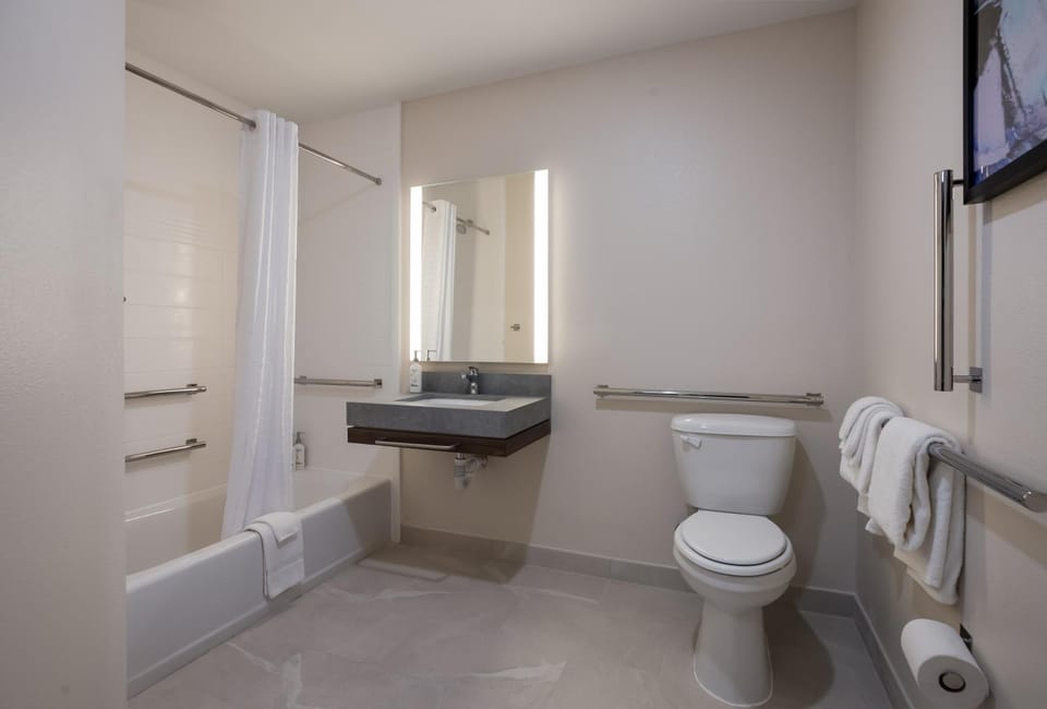 Shower, Toilet, Bathroom, Bath, towels