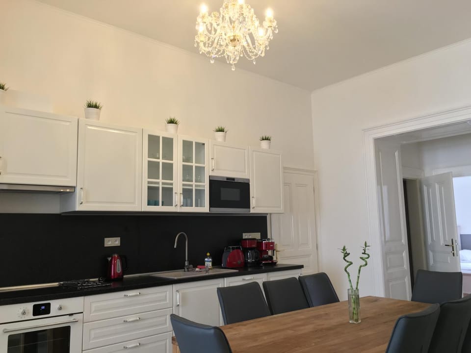 Coffee/tea facilities, Kitchen or kitchenette, Decorative detail, Dining area