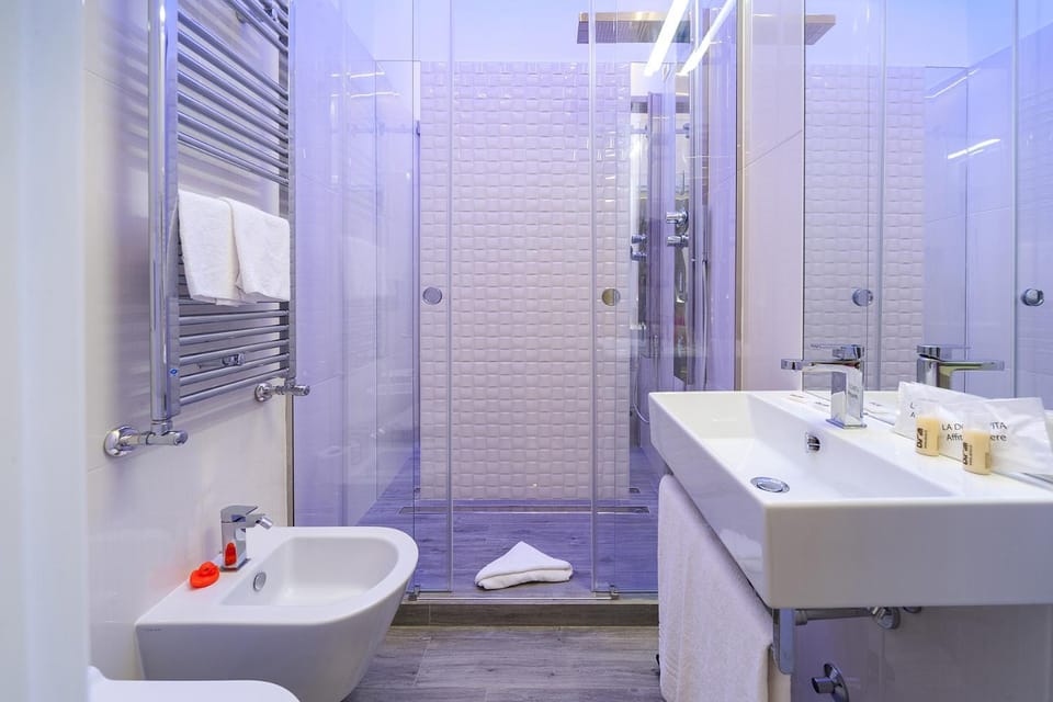 Shower, Toilet, Bathroom, towels