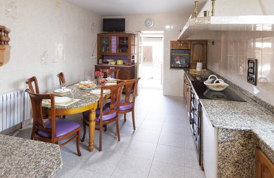 Kitchen or kitchenette, Dining area, dishwasher, minibar, pet friendly, stove
