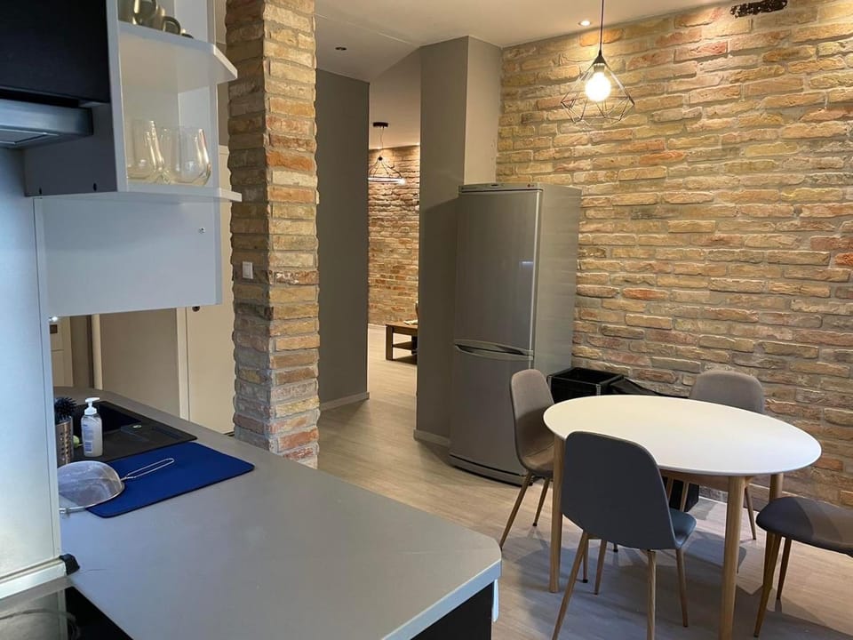 Kitchen or kitchenette, Dining area