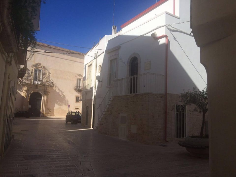 Property building, Nearby landmark, Facade/entrance, Street view