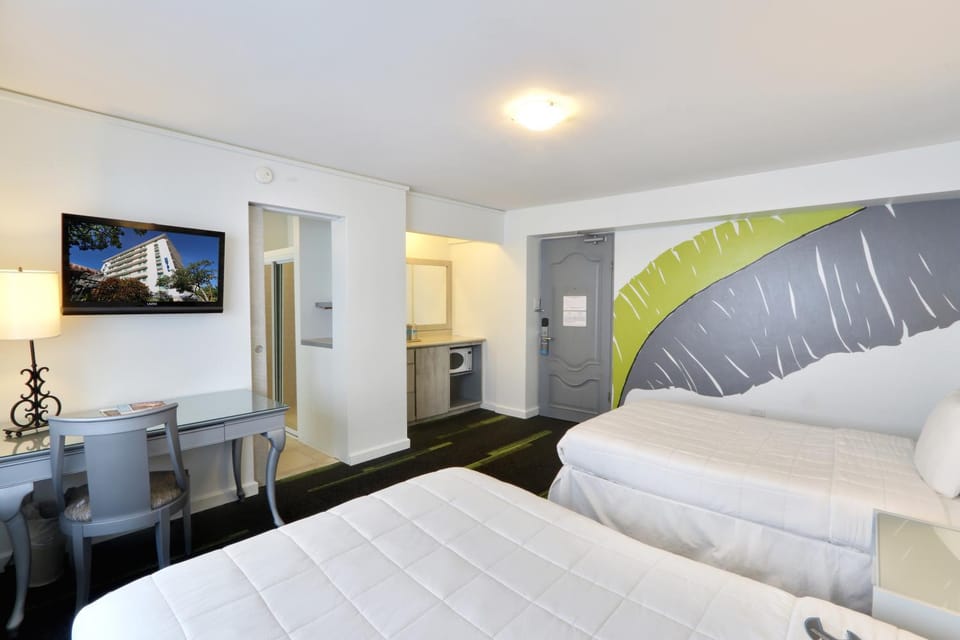 Bed, TV and multimedia, Kitchen or kitchenette, Bedroom