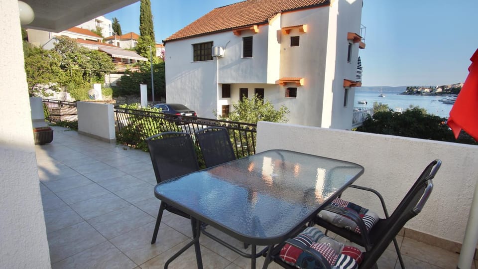 Apartments Victoria Apartment in Okrug Gornji