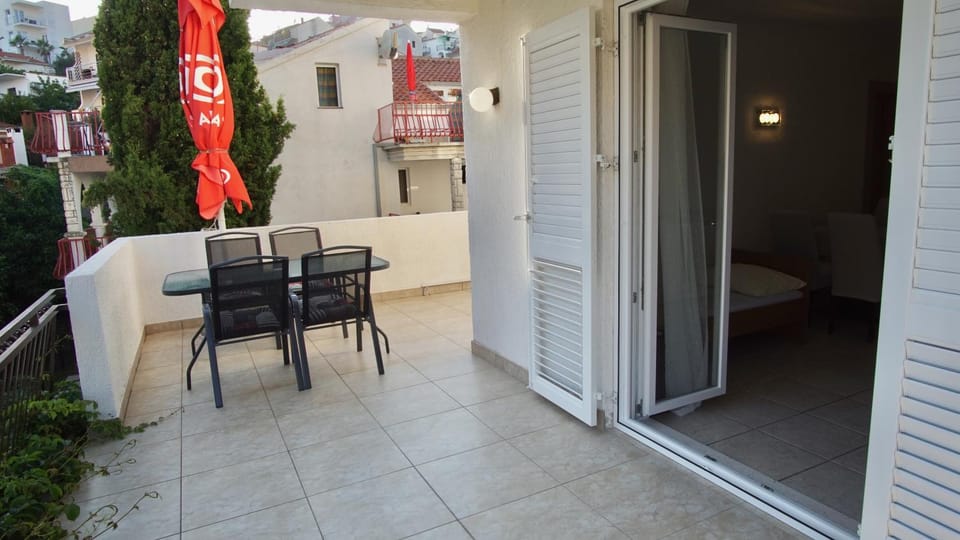Apartments Victoria Apartment in Okrug Gornji
