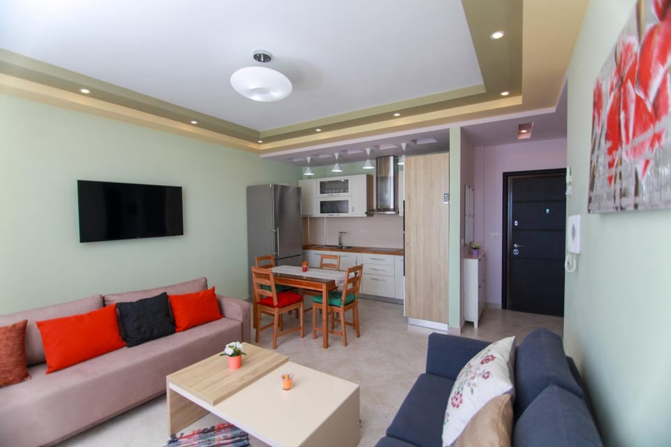 TV and multimedia, Kitchen or kitchenette, Living room, Seating area, Dining area
