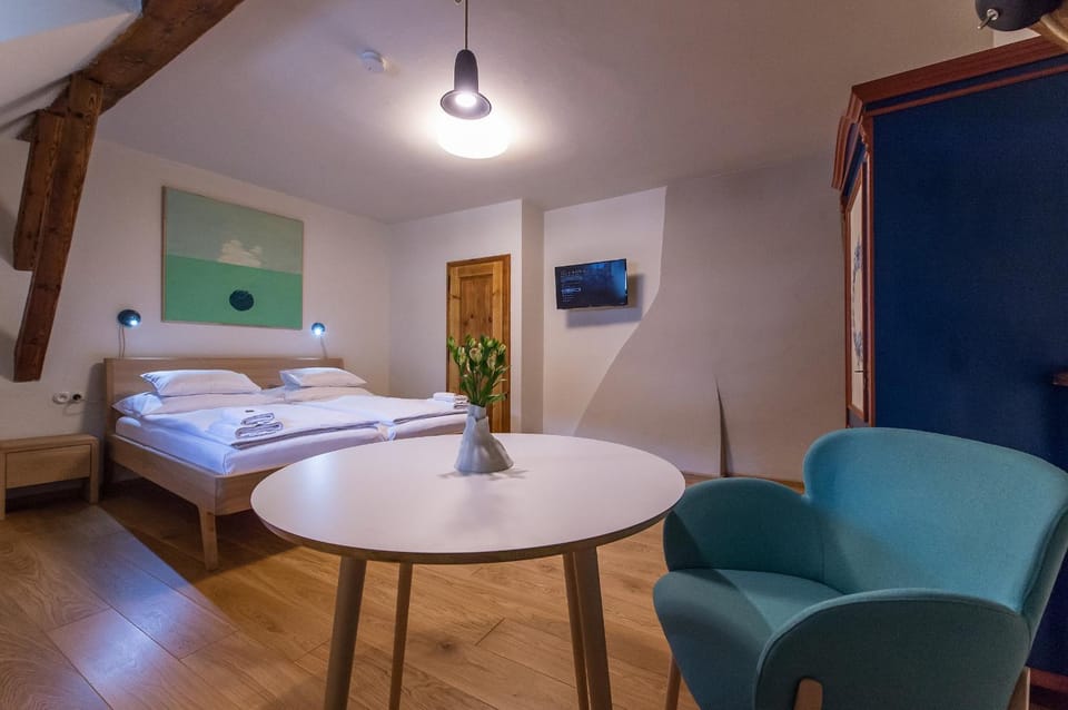 Bed, Photo of the whole room, Seating area, Bedroom