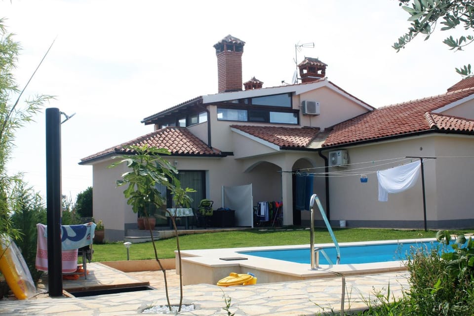 Property building, Day, Summer, Garden, Swimming pool