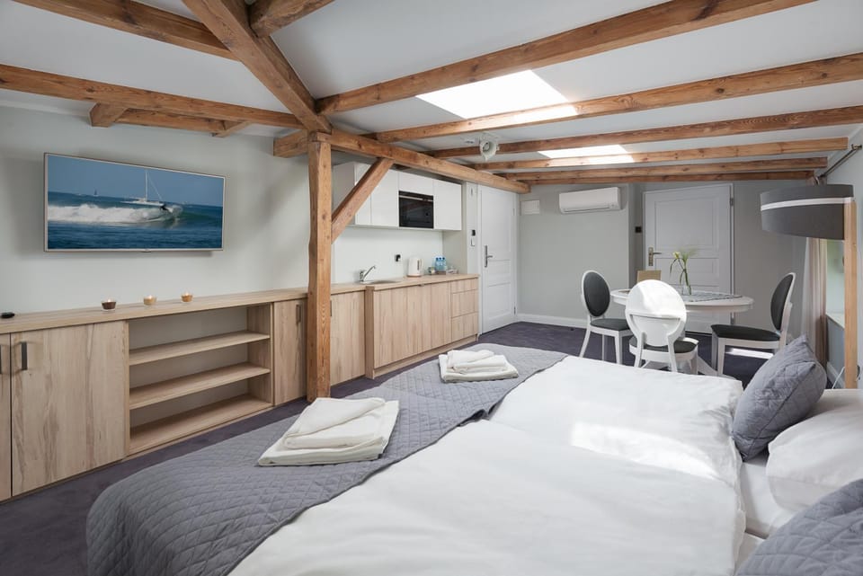 Bed, Day, TV and multimedia, Kitchen or kitchenette, Photo of the whole room, Photo of the whole room, hair dresser, towels