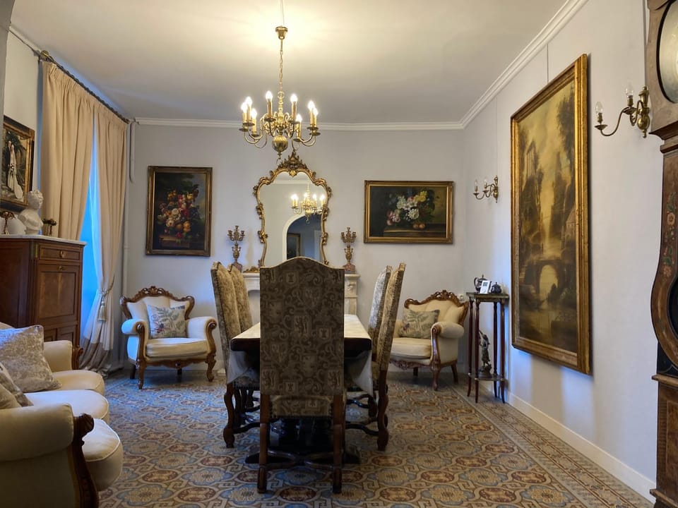 Living room, Seating area