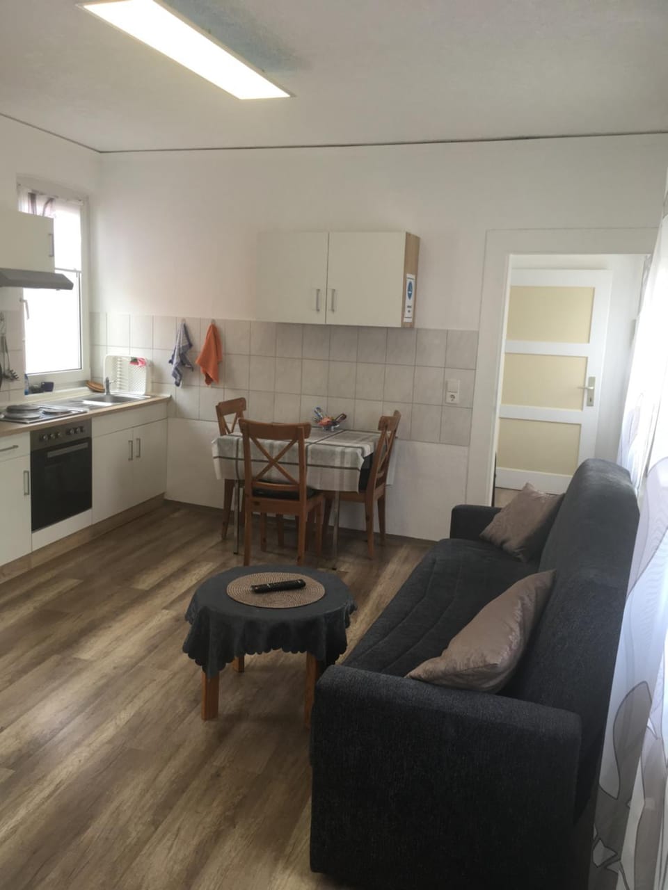 Bed, TV and multimedia, Kitchen or kitchenette, Living room, Photo of the whole room, Decorative detail, Seating area, Dining area, Street view