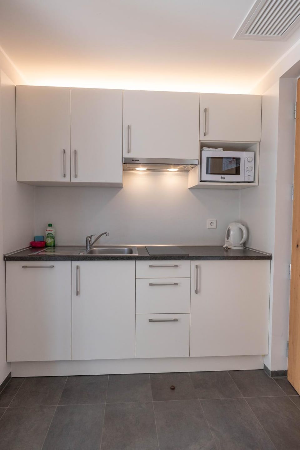 Kitchen or kitchenette, minibar, stove