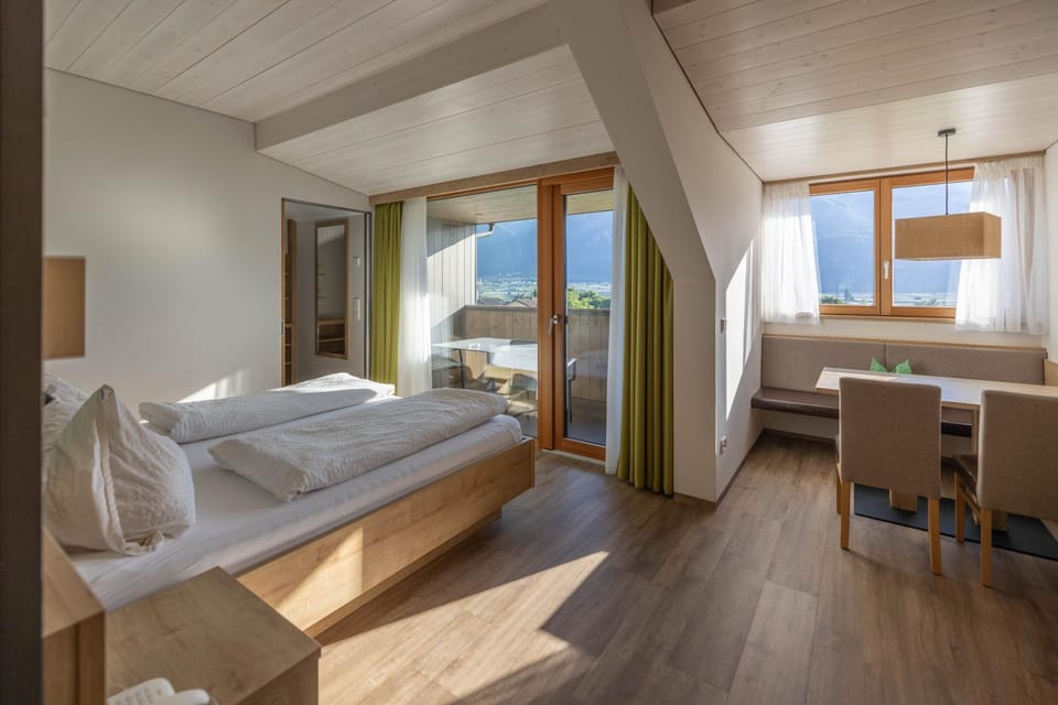 Bed, Natural landscape, Living room, Photo of the whole room, Seating area, Bedroom, Mountain view