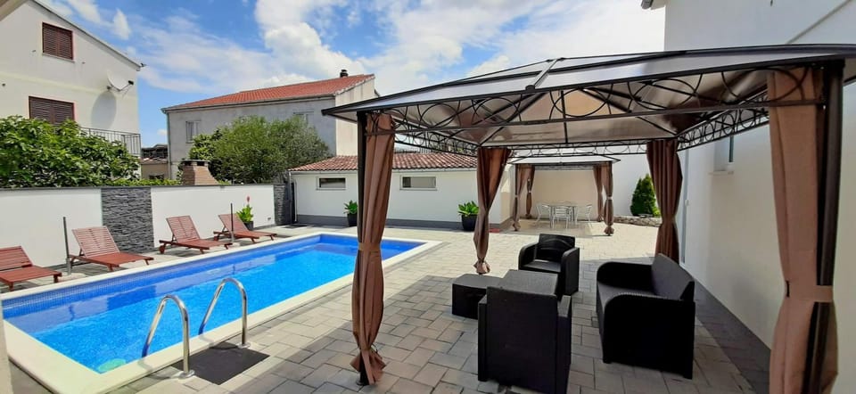 Swimming pool, Swimming pool