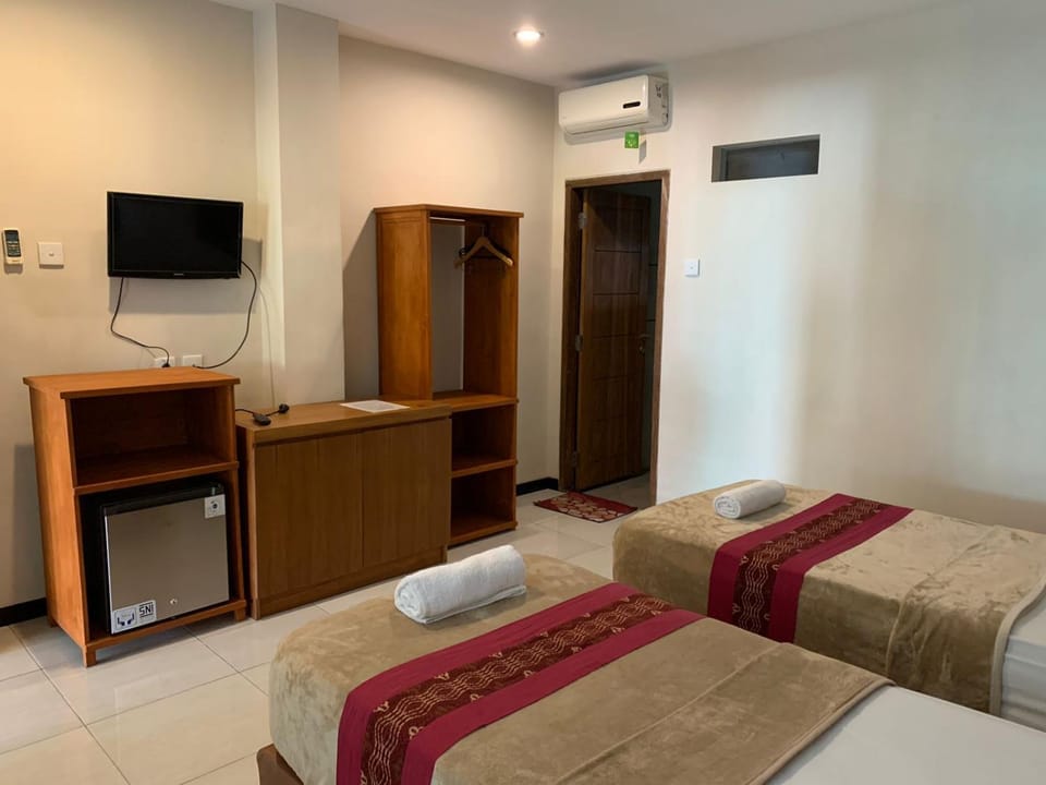 Bed, Photo of the whole room, Bedroom, towels, air conditioner