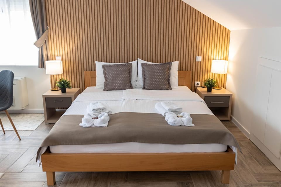 Bed, Living room, Bedroom, towels