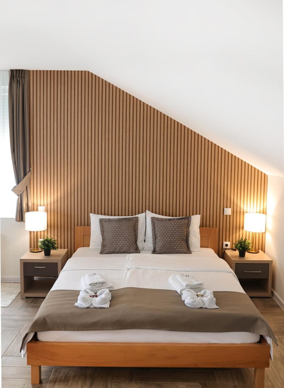 Bed, Bedroom, towels