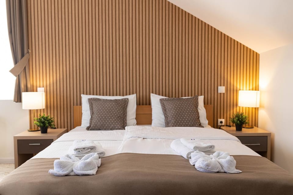 Bed, Bedroom, towels