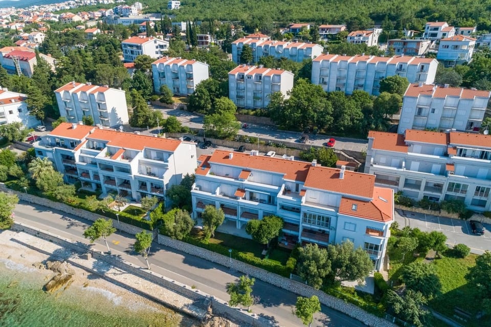 Bird's eye view, Location