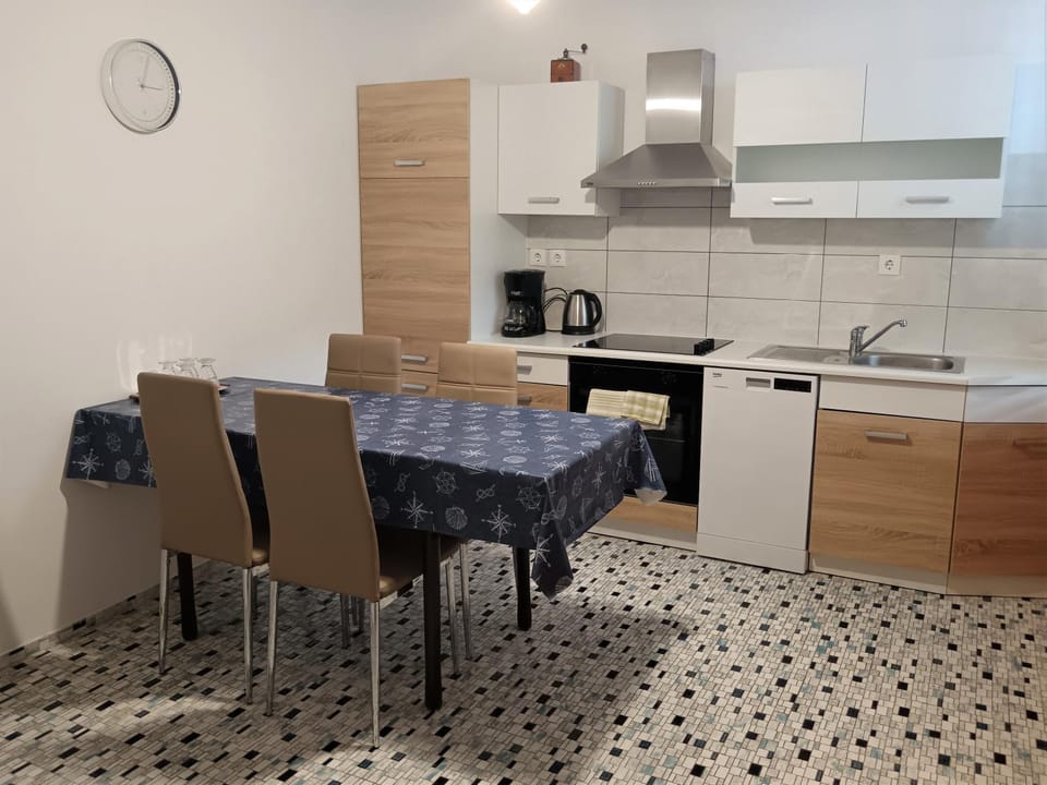 Dining area, kitchen