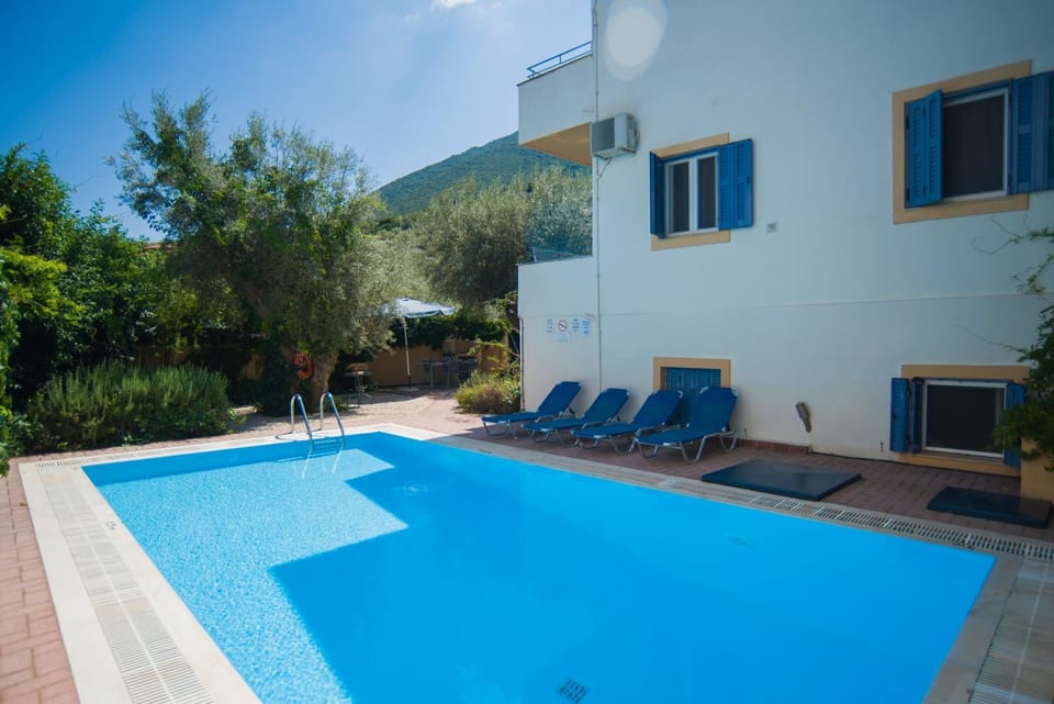 Shower, BBQ facilities, Garden, Seating area, Dining area, Area and facilities, Swimming pool, Swimming pool