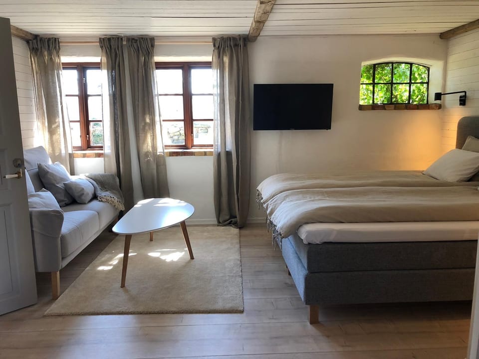 Bed, Day, Bedroom