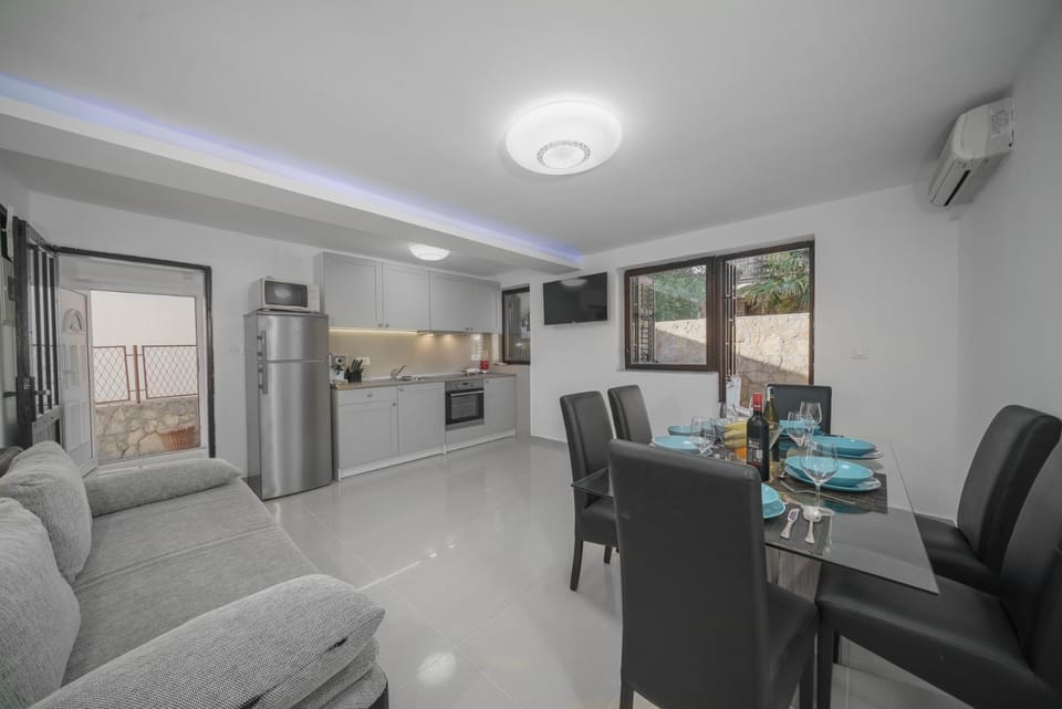 Coffee/tea facilities, Kitchen or kitchenette, Living room, Seating area, Dining area