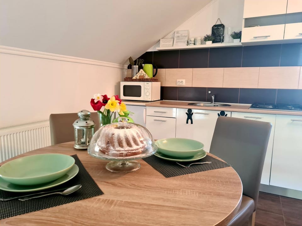 Kitchen or kitchenette, Dining area