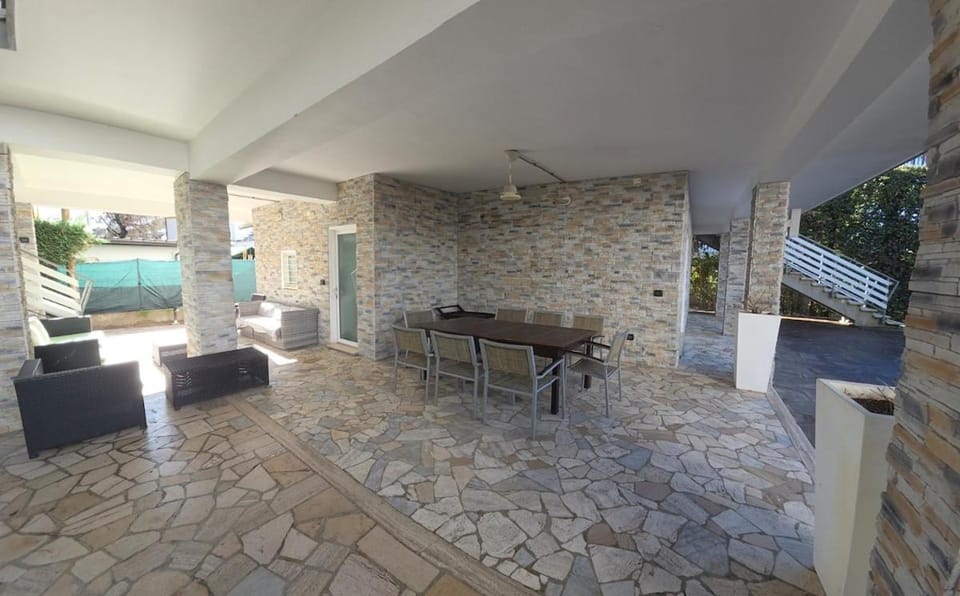 Day, Dining area