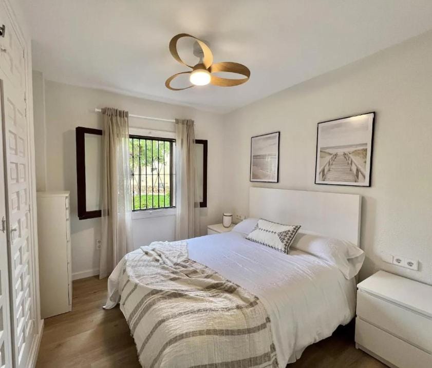 Photo of the whole room, Bedroom