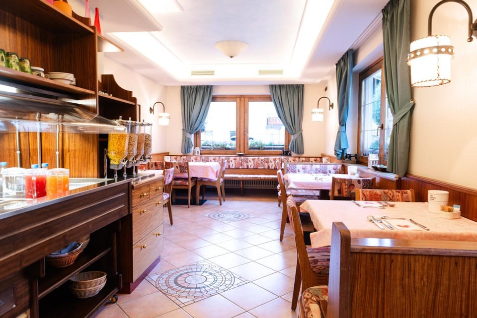 Lounge or bar, Breakfast