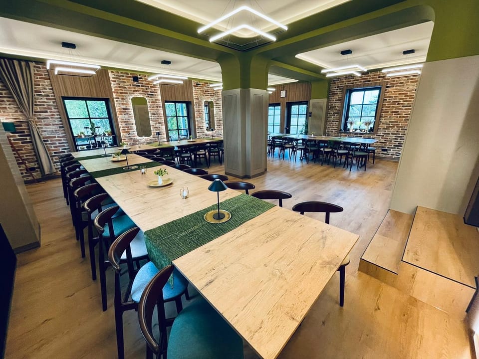 Restaurant/places to eat, Banquet/Function facilities, Meeting/conference room