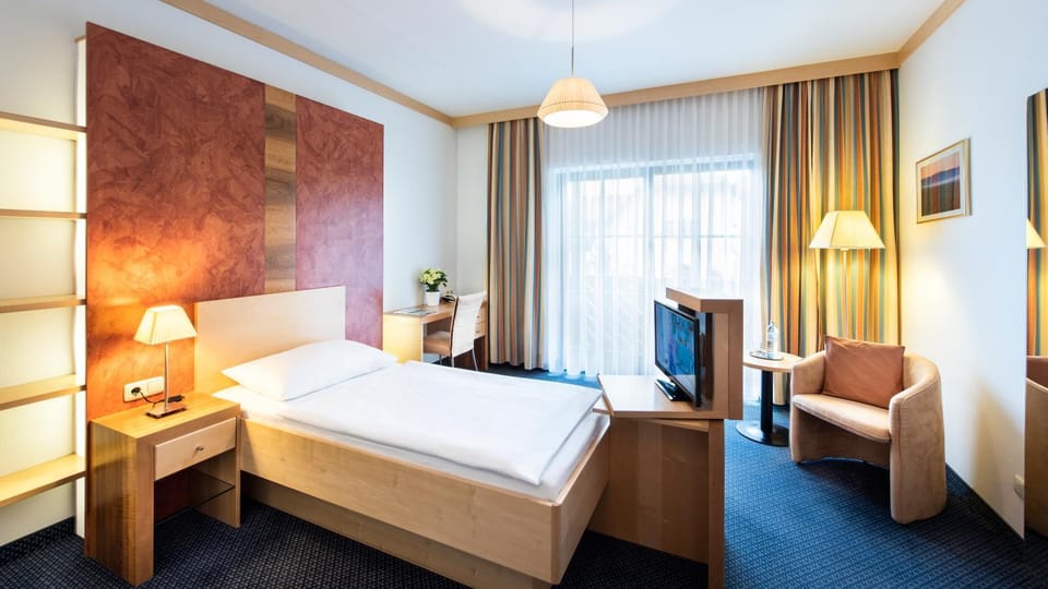 Bed, TV and multimedia, Photo of the whole room, Seating area, Bedroom, hair dresser