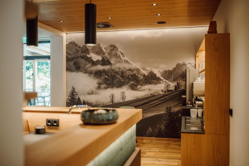 Restaurant/places to eat, Lounge or bar