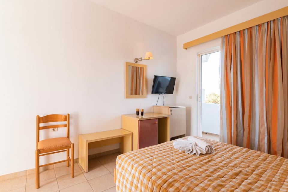 Property building, Bed, TV and multimedia, Photo of the whole room, Bedroom