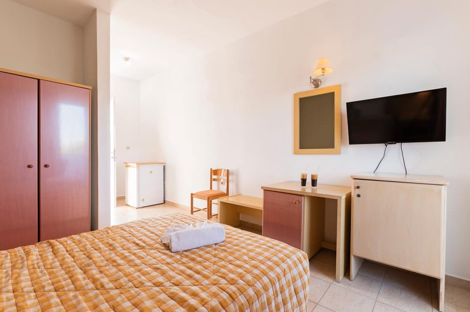 Bed, TV and multimedia, Photo of the whole room, Bedroom